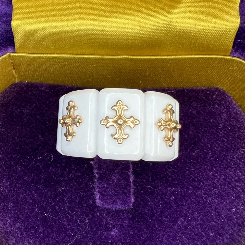 ⚜️ 14K Yellow Gold & Carved Chalcedony Stone Ring ⚜️